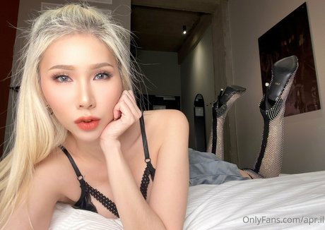 Apr il エロティックなモデル 写真