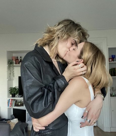 Adelaide Kane 完璧なスター 写真