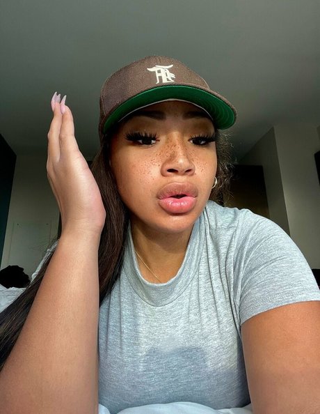 大きなお尻と巨乳のオンリーファンズ アート裸 画像