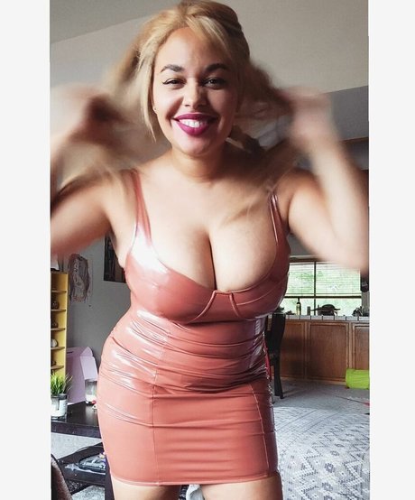 Sharlettewitch ヌードスター 写真