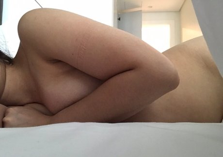 ピアス乳首オンリーファンズ ホットポルノ 写真