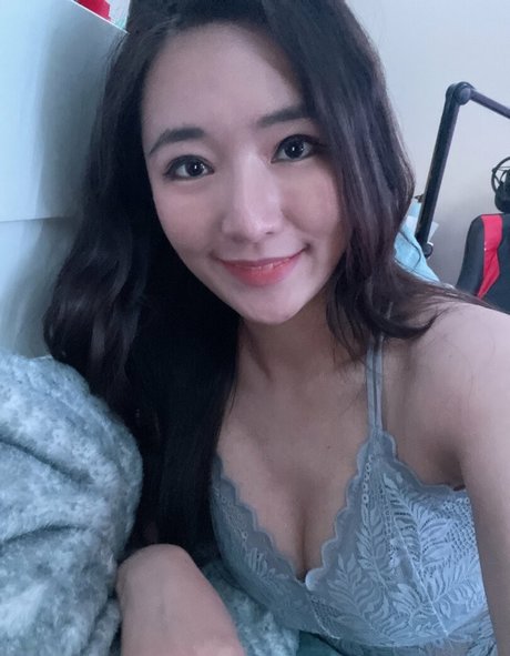 Emily Wang 高品質のポルノスター 画像