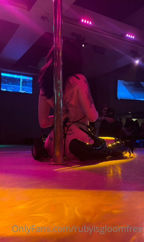 rubyisgloomfree 裸のスター 画像