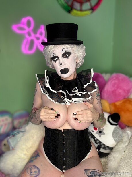 Onlygettingbrighter 女優 写真