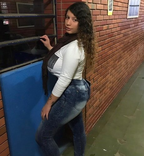 Ashley Alves 独占モデル ギャラリー