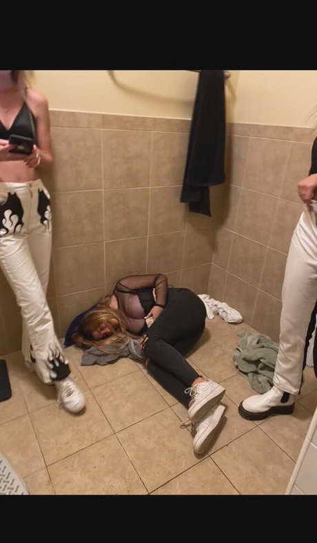 Emma R B アートモデル 写真