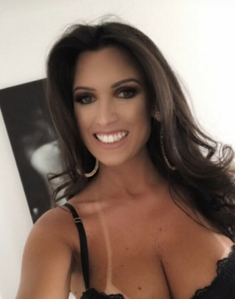 Carine Ribeiro ポルノスター ホット 画像