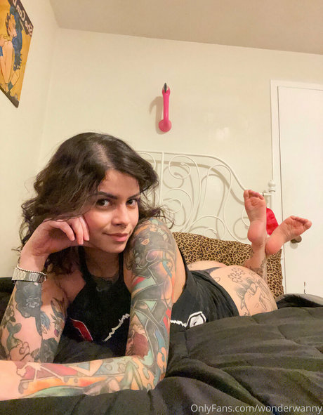 曲線美の女の子オンリーファンズ ヌード ギャラリー