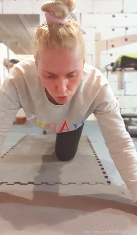 巨大な天然おっぱいオンリーファンズ セクシー裸 写真