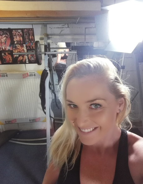 巨乳の熟女オンリーファンズ ポルノ ギャラリー