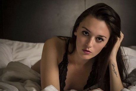 Hanna Zellers 裸モデル 画像