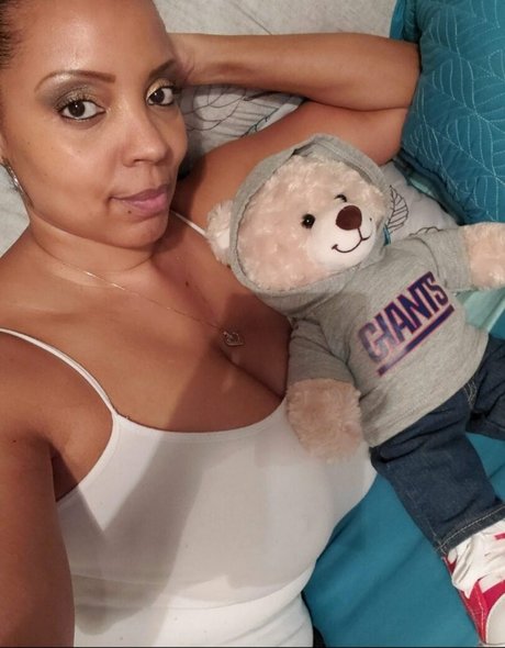 ピアス乳首オンリーファンズ エロチック 写真