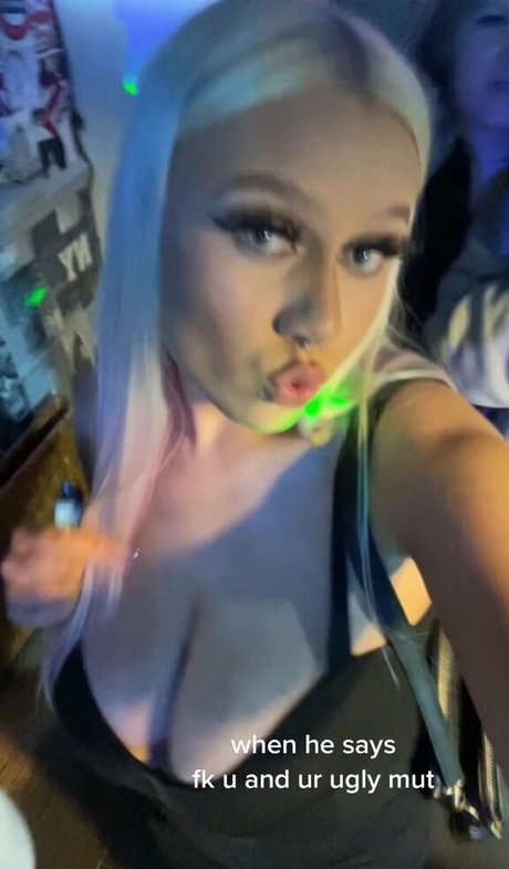 ポニーテールオンリーファンズ セクシー裸 写真