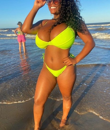 巨乳 パイズリ OnlyFans 無料裸 写真