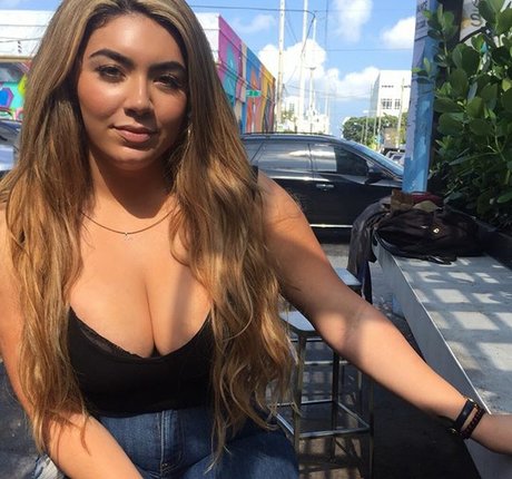 巨大なチンポを持つシーメールオンリーファンズ アート裸 画像