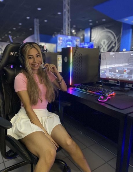 ブロンドビキニOnlyFans ホット裸 画像