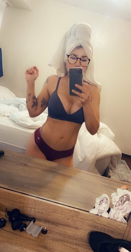 大学生のオンリーファンズ ポルノ 写真