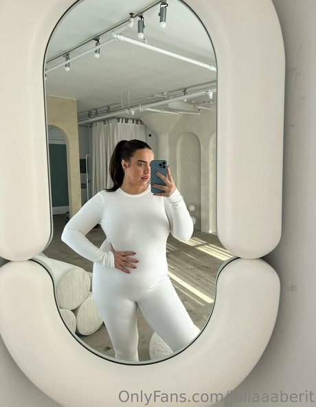 juliiaaberitttt ポルノスター 裸 画像