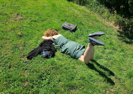 痩せたティーンのオンリーファンズ ポルノグラフィック 写真