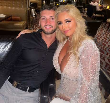 大学生のオンリーファンズ ポルノ 写真