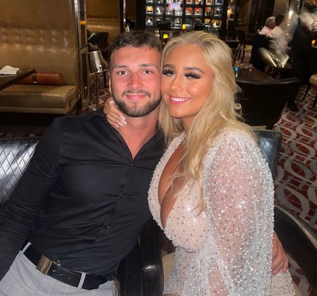 巨大なチンポを持つシーメールオンリーファンズ アートヌード 写真