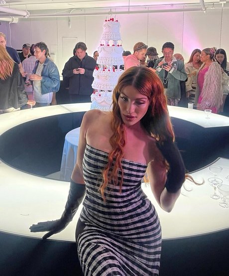 ysidorabravo ポルノスター エロティック 画像