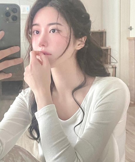 巨乳で曲線美のOnlyFans アート裸 画像