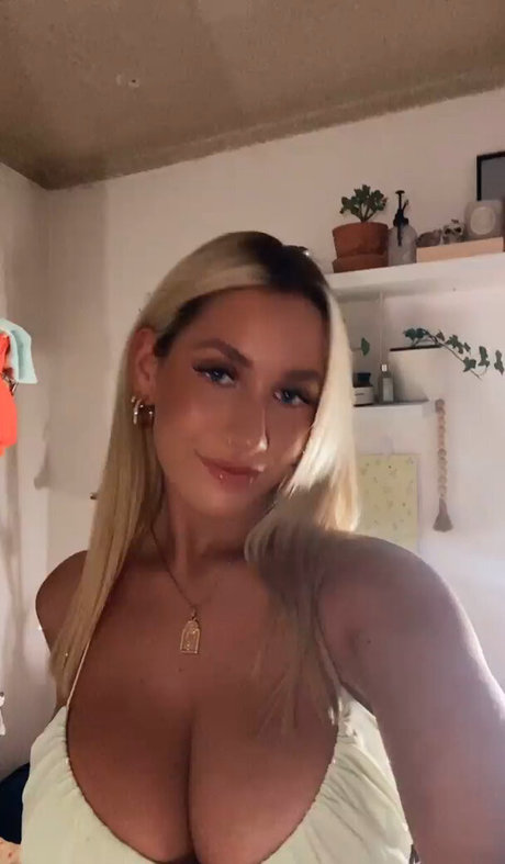 Ariel D 裸のモデル 画像