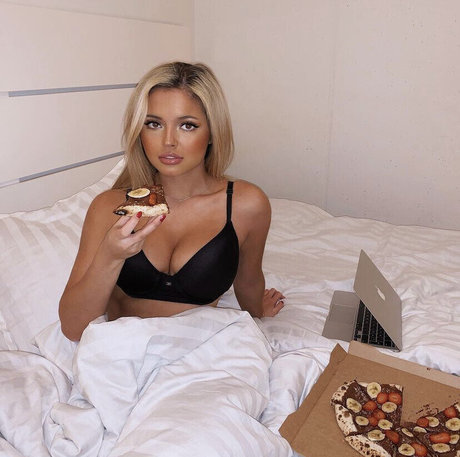 Alma Persson アダルトモデル 画像