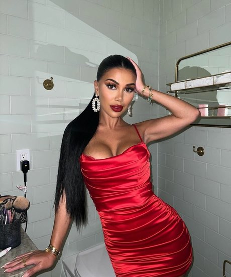 巨大なチンポを持つシーメールオンリーファンズ 美しいxxx 写真