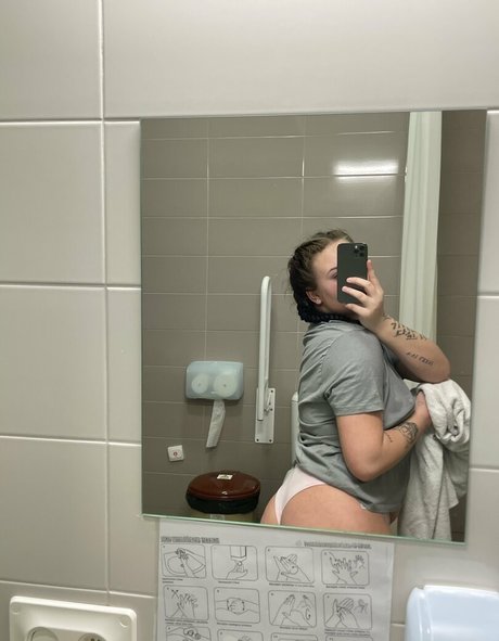 巨乳 パイズリ OnlyFans ポルノグラフィック 画像