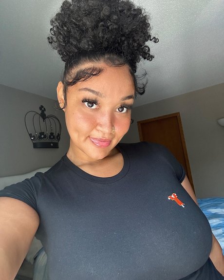 ラテン系シーメールオンリーファンズ ポルノ 写真