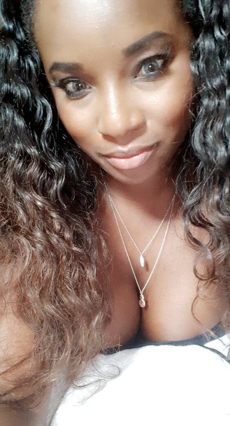 Naomi Foxxx ポルノスター ヌード 画像