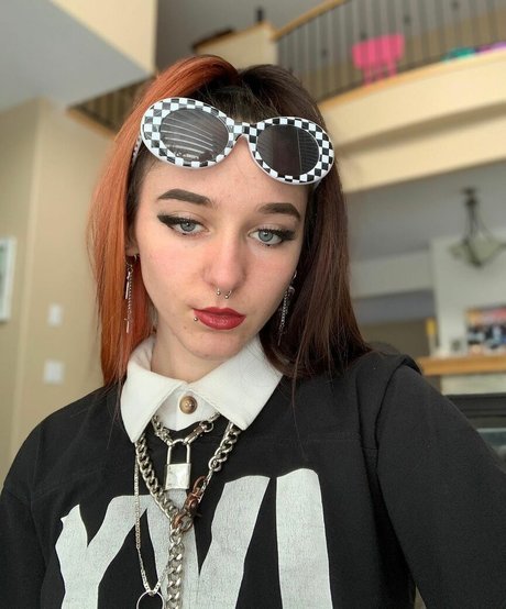 かわいいティーンのオンリーファンズ アート裸 写真