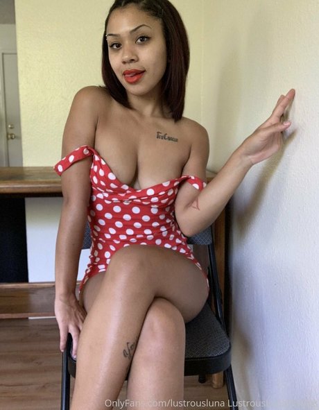 ママの足OnlyFans 美しい裸 写真