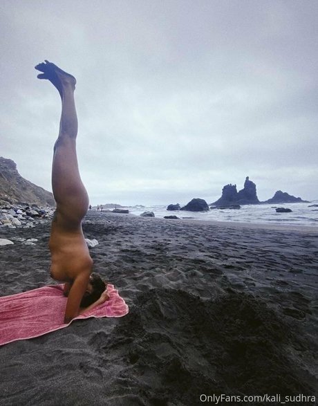 曲線美のラテン系オンリーファンズ セクシーヌード 画像