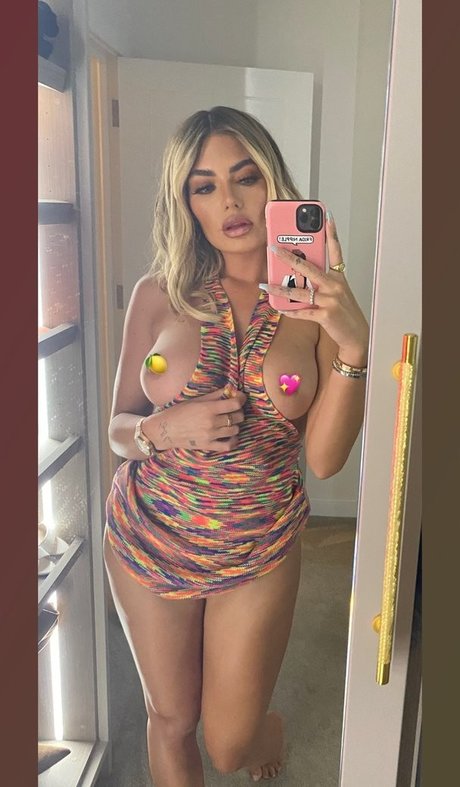 巨乳で曲線美のOnlyFans ポルノ ギャラリー