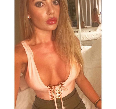 Megan Barton Hanson ポルノ女優 写真