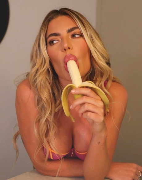 Megan Barton Hanson xxx女優 写真