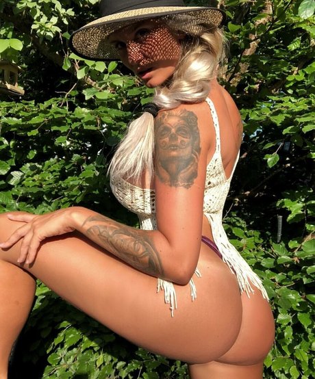 厚い黒檀オンリーファンズ ポルノ 画像