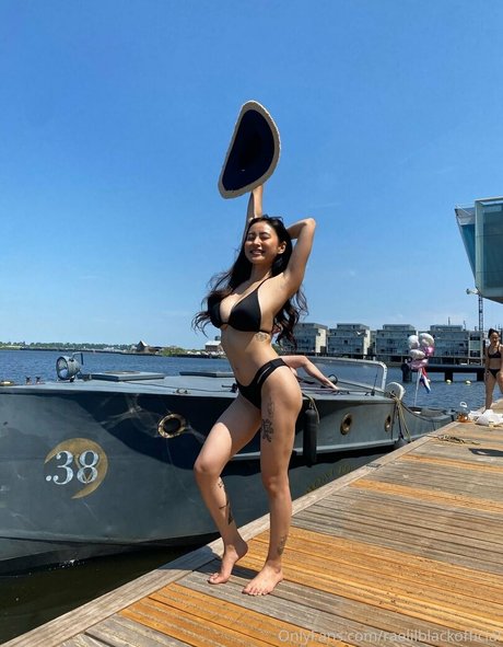 巨大なチンポを持つシーメールオンリーファンズ 美しい裸 ギャラリー