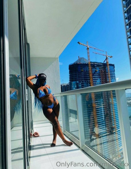 逆騎乗位 オンリーファンズ ヌード 写真