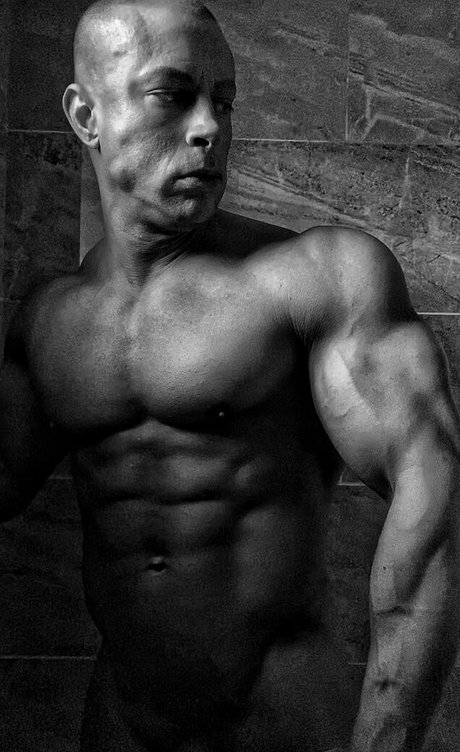 ゲイの小人オンリーファンズ 裸 画像