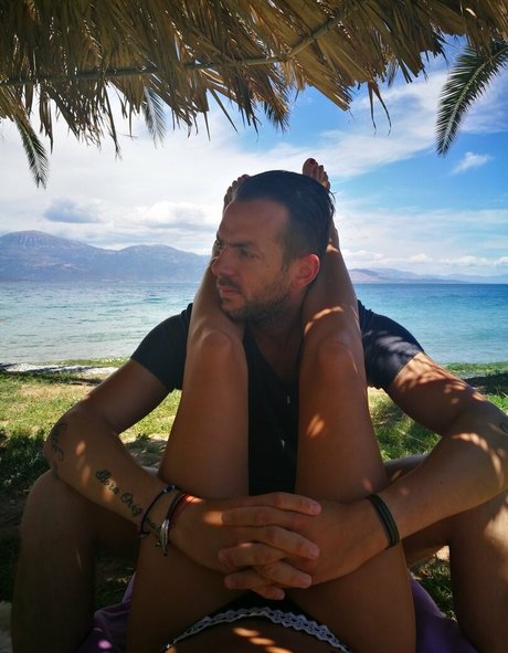 大きな乳首オンリーファンズ アート裸 写真