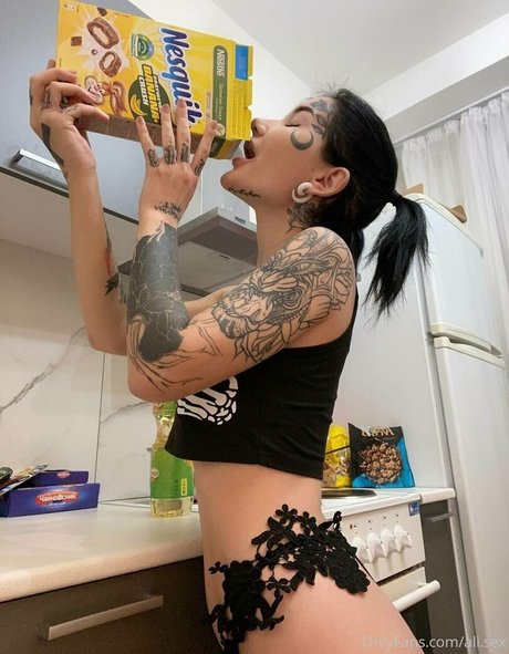 巨乳のオンリーファンズ アート裸 画像