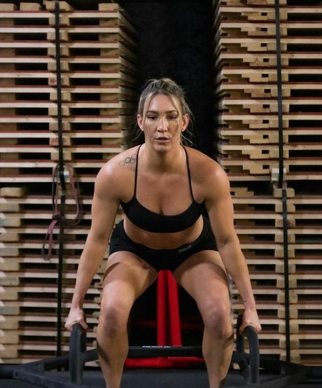 Mikaela Mayer ポルノスター パーフェクト 写真