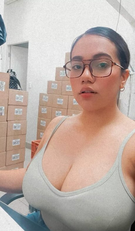 巨乳 パイズリ OnlyFans ホットセクシー 画像