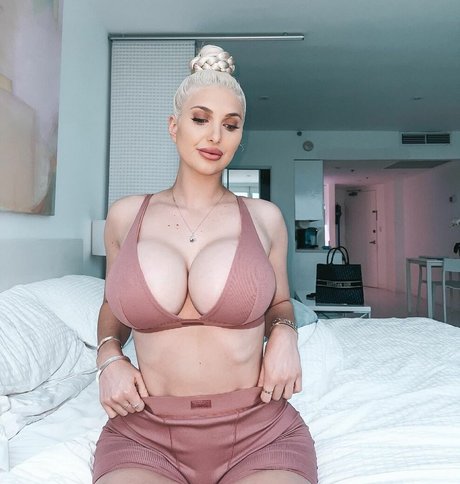 Laura Blake Hahnel アダルトモデル 写真