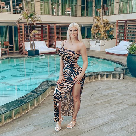 Laura Blake Hahnel 裸のモデル 写真