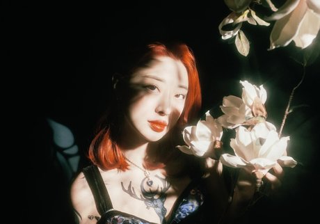 痩せたティーンのオンリーファンズ アートヌード 画像